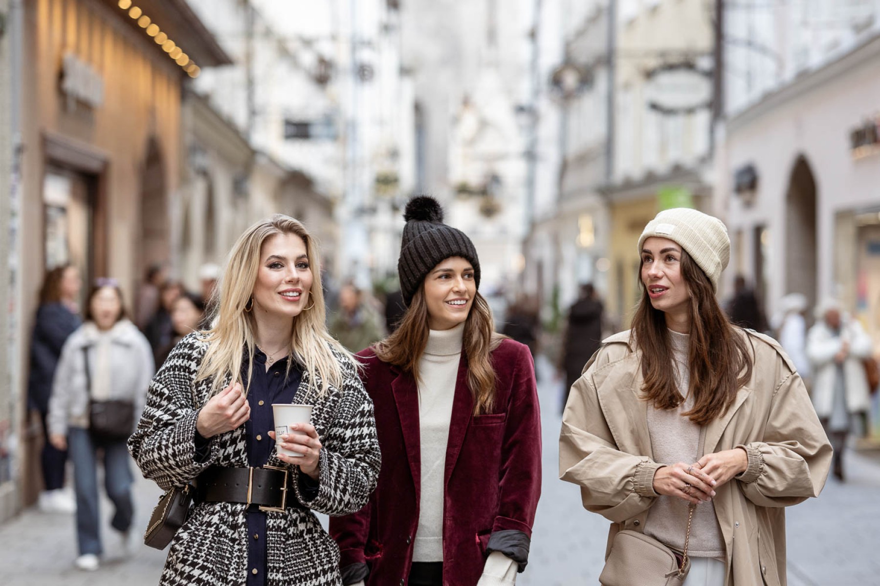 Gäste genießen ihren Aufenthalt im Stadthotel HOTEL max70 in Salzburg, umgeben von urbanem Flair