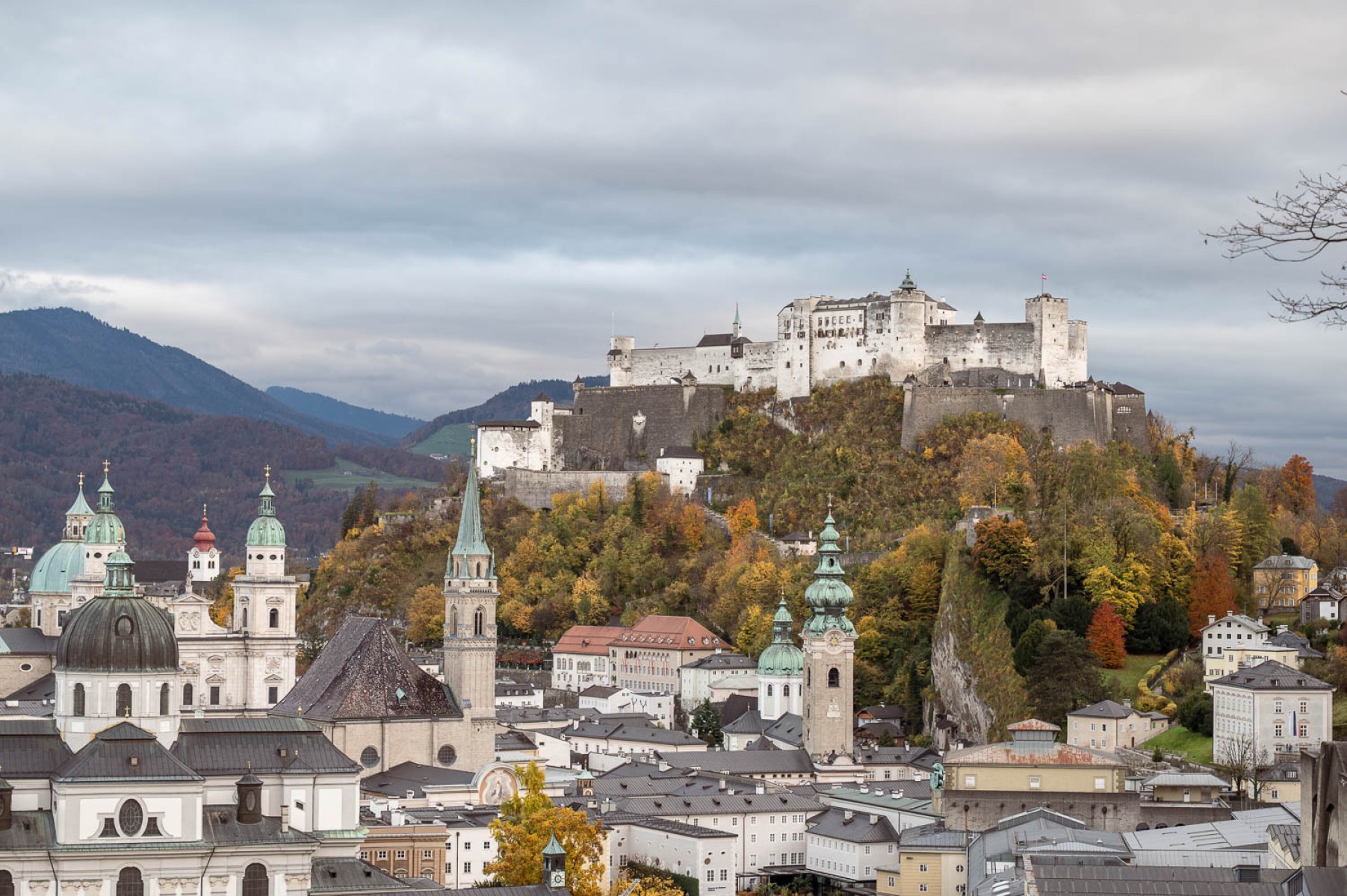 Abendaufnahme von Salzburg mit Blick auf die beleuchtete Altstadt und die Festung Hohensalzburg im Hintergrund &copy; Lorenz Masser 