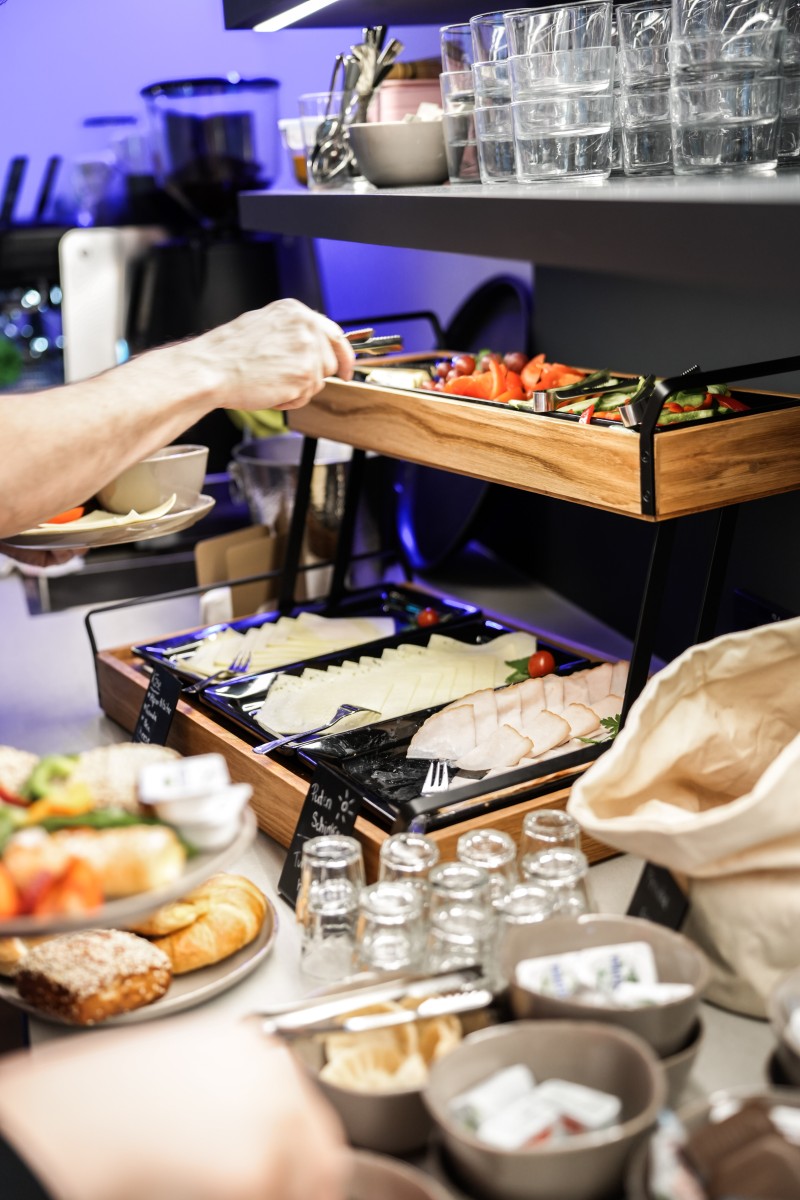 Ausschnitt von Fr&uuml;hst&uuml;cksbuffet im Apartment 04 HOTEL andr&auml;