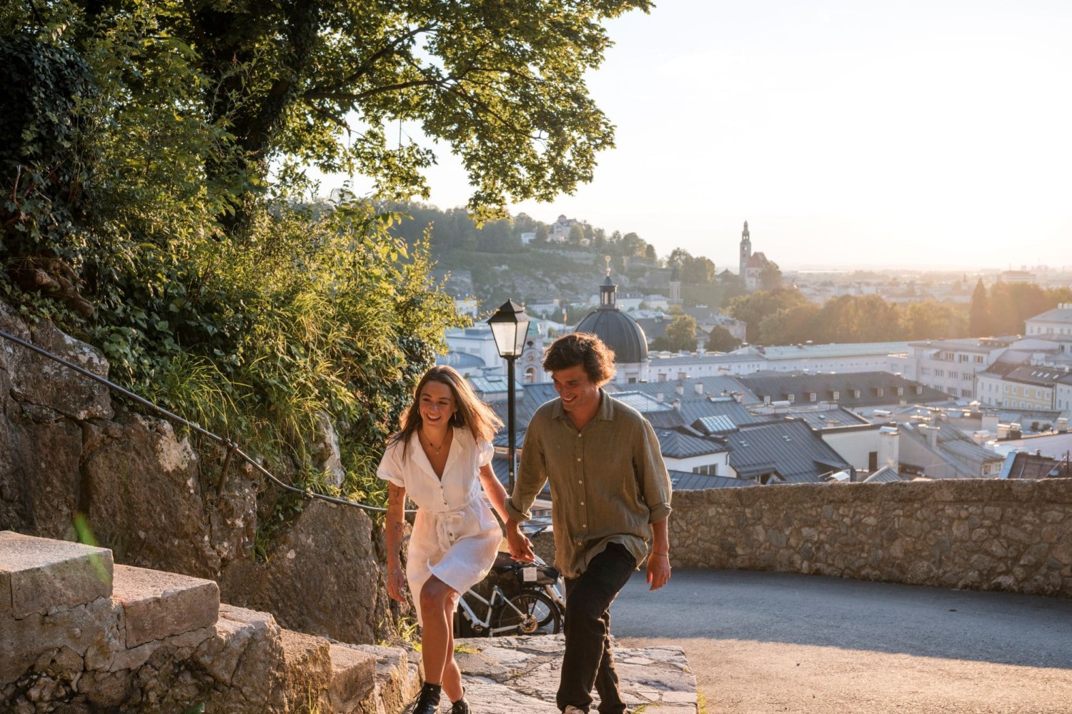 Couple walks at sunset to Hohensalzburg Fortress © Lorenz Masser