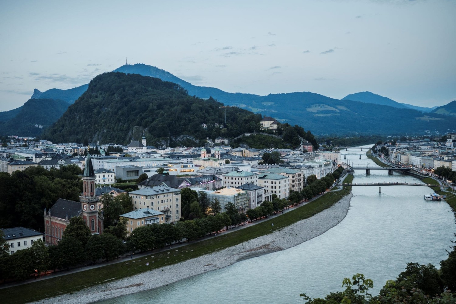 Abendaufnahme von Salzburg mit Blick auf die beleuchtete Altstadt und die Festung Hohensalzburg im Hintergrund © Lorenz Masser 