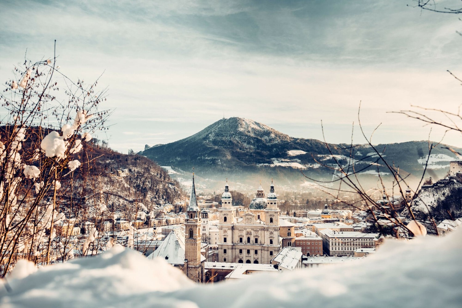 Die Stadt Salzburg im Winter, bedeckt mit Schnee, mit Blick auf die historische Altstadt und die Festung Hohensalzburg
