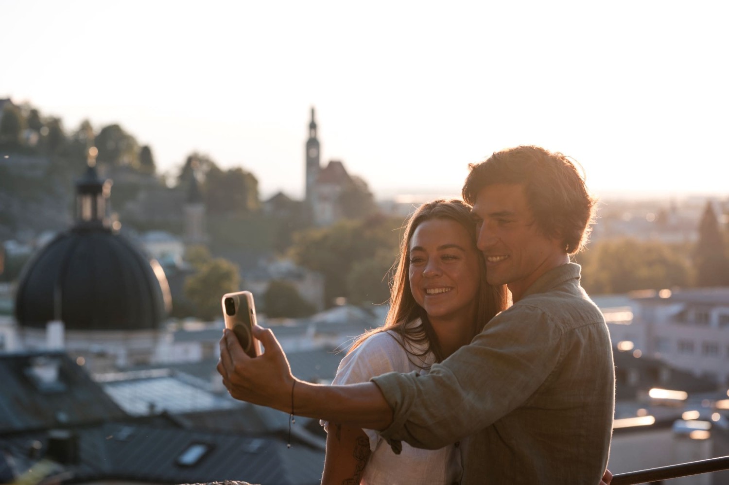 Selfie während des Aufenthalts in Salzburg mit malerischem Hintergrund