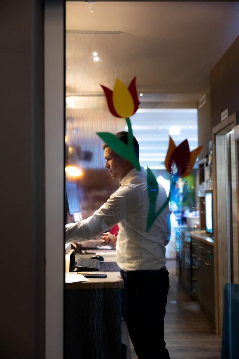 Moderne Rezeption im HOTEL max70 mit freundlichem Personal