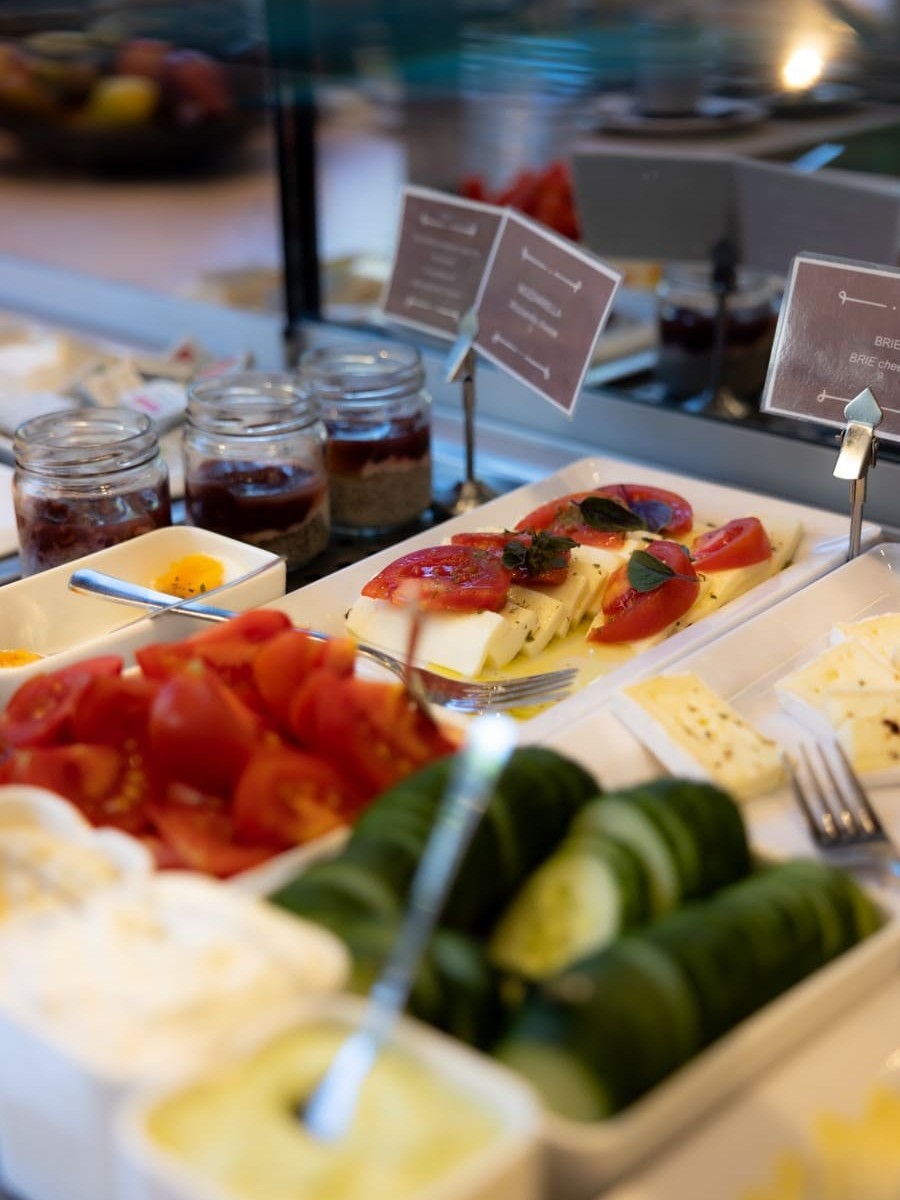 Aufschnitt und Käseauswahl am Frühstücksbuffet im HOTEL max70