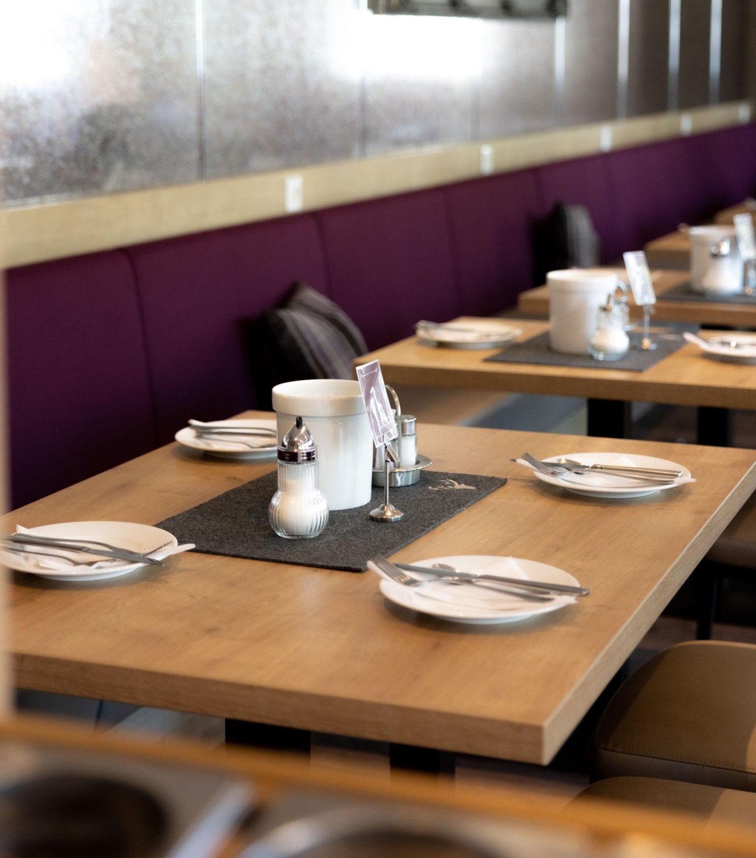 Modern eingerichteter Frühstücksraum im HOTEL max70 mit gedeckten Tischen