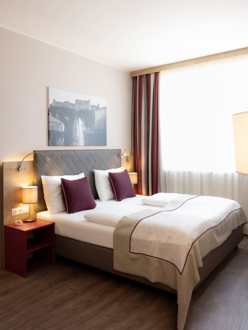 Modernes Zimmer im HOTEL max70 mit urbanem Design