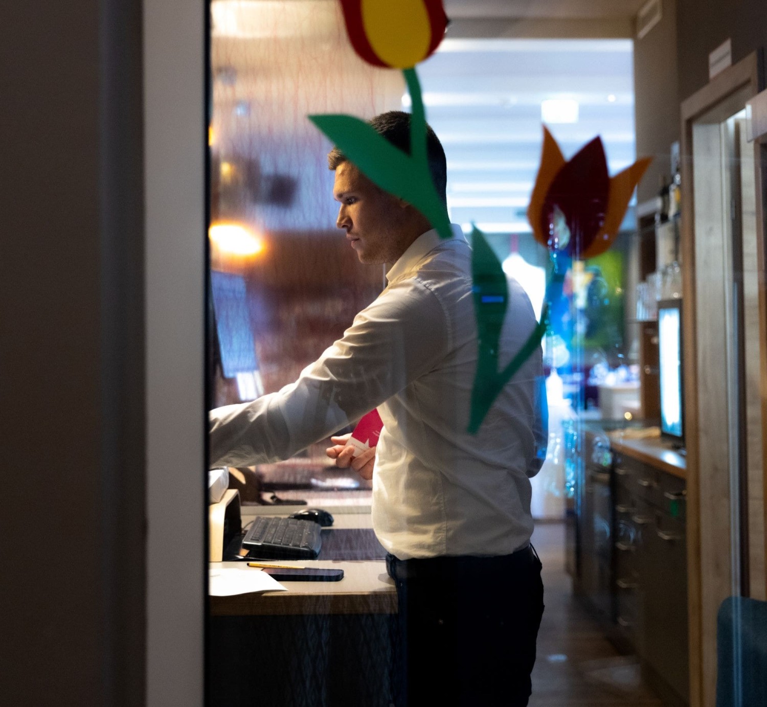 Mitarbeiter an der Rezeption im Hotel max70