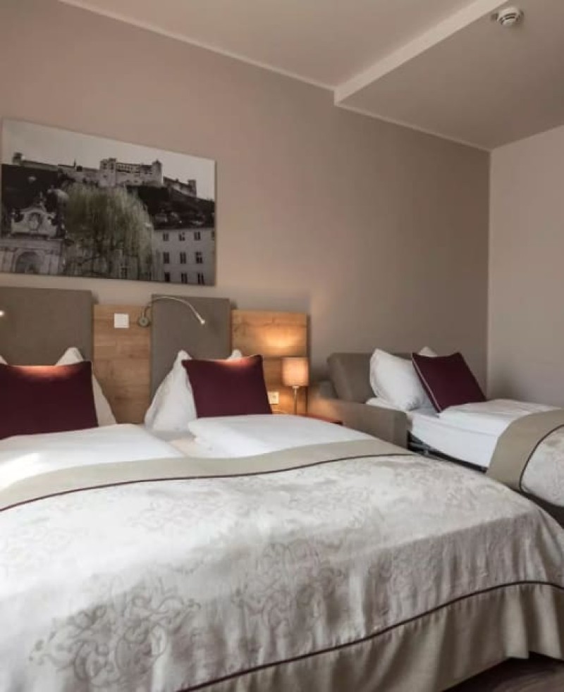 Modern furnished room at HOTEL max70