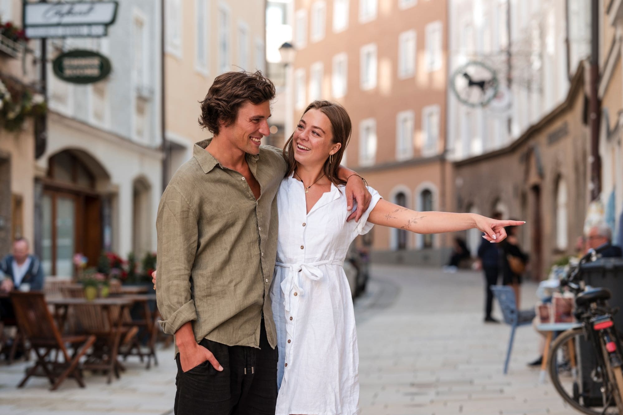 Gäste schlendern durch die charmante Altstadt von Salzburg