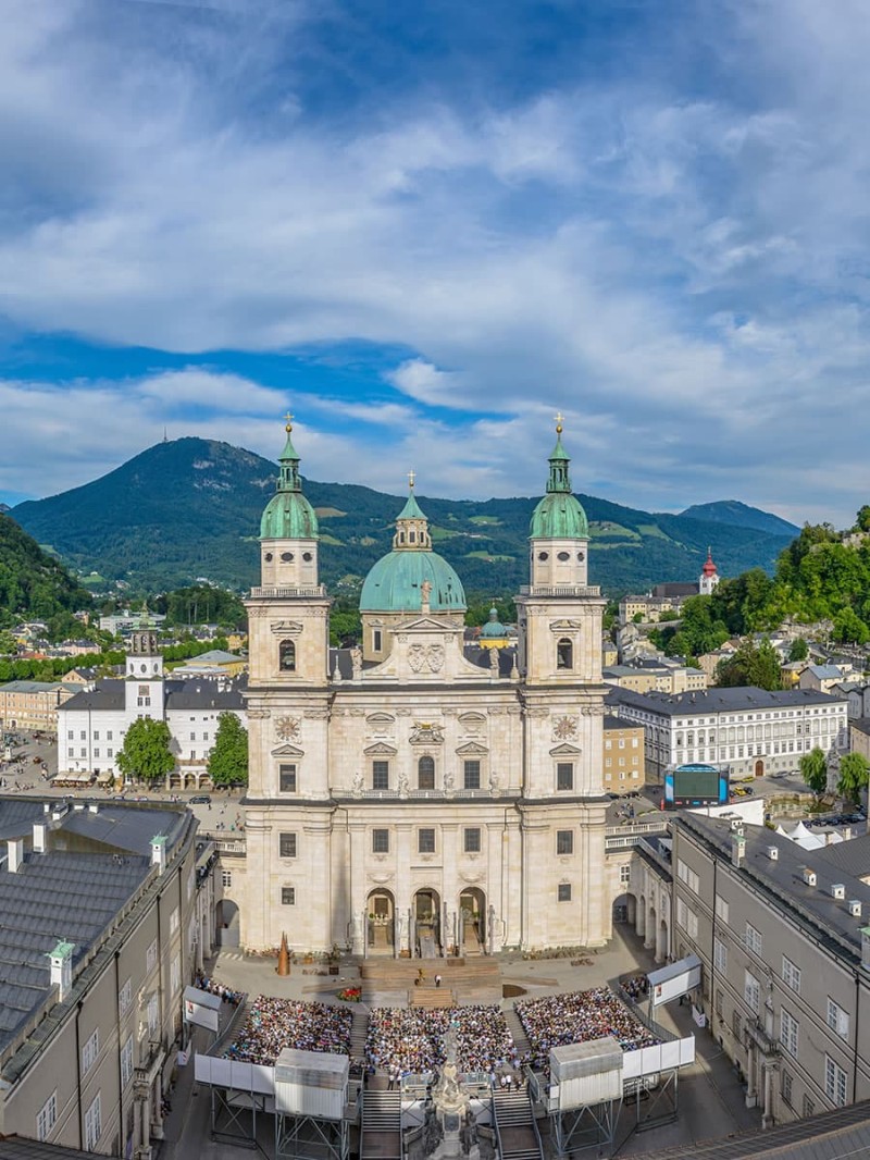Salzburg Cathedral with the set-up Jedermann stage © Breitegger Günter, Tourismus Salzburg GmbH