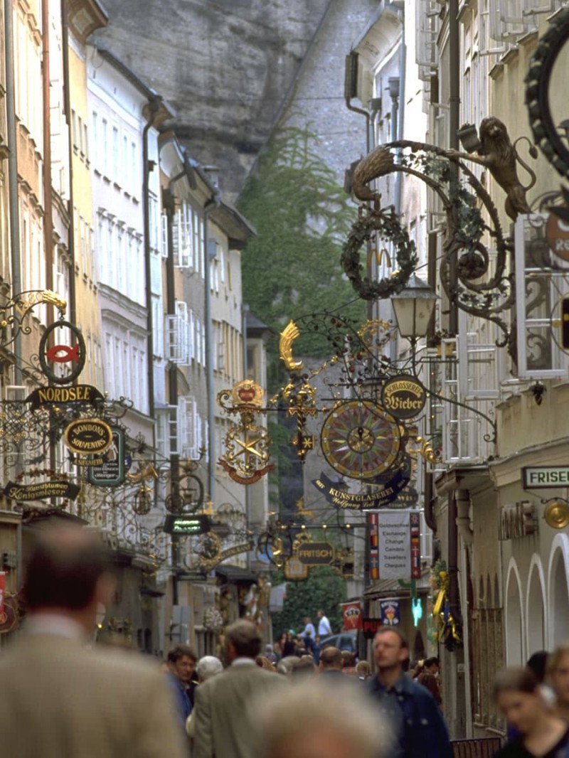 Strolling through the Getreidegasse © Tourismus Salzburg GmbH