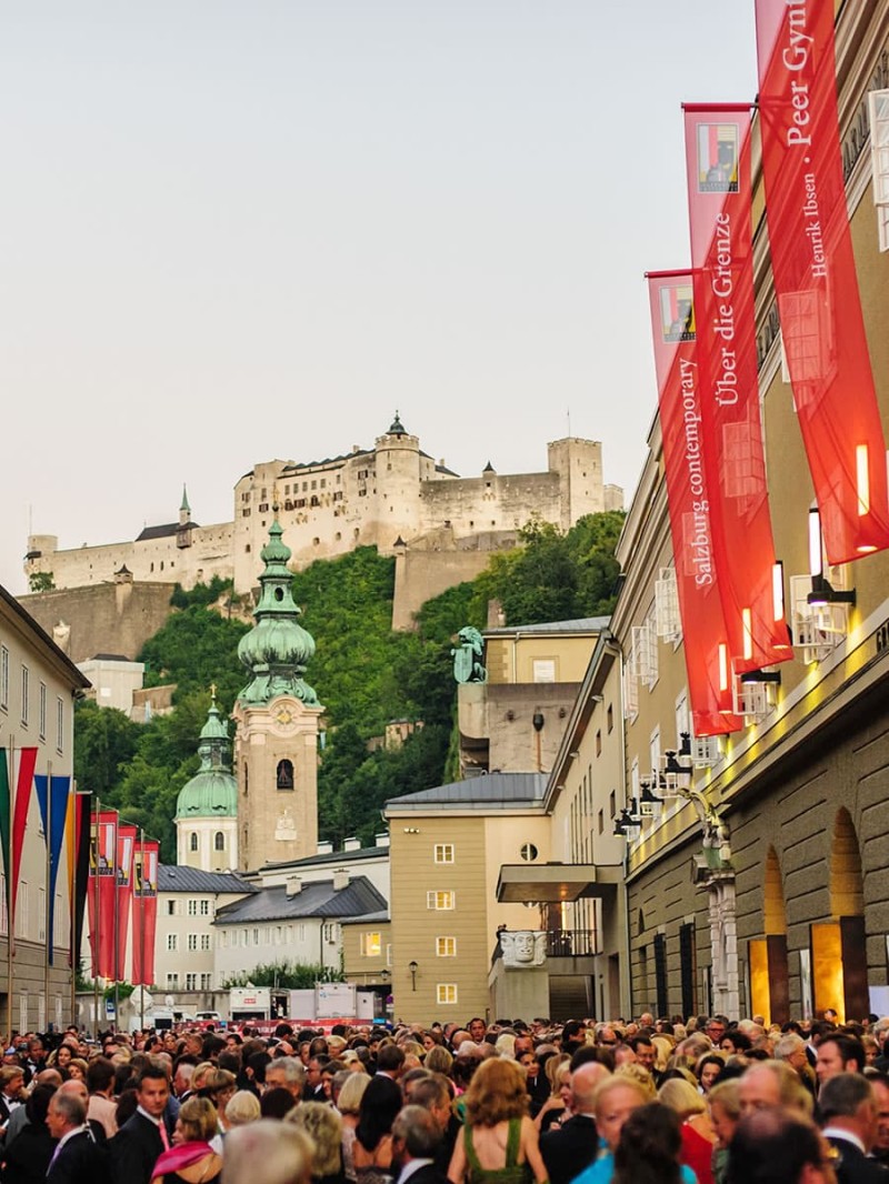 Hofstallgasse before the Festival Hall with a view of Hohensalzburg Fortress © B. Reinhart, Tourism Salzburg GmbH