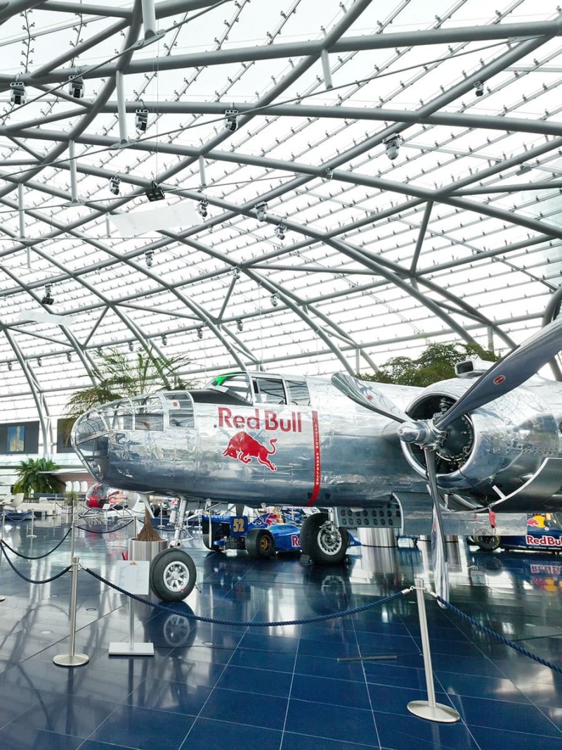 Historische Flugzeuge, Helikopter und Formel-1-Rennwagen © Helge Kirchberger, Bull Salzburg Hangar-7