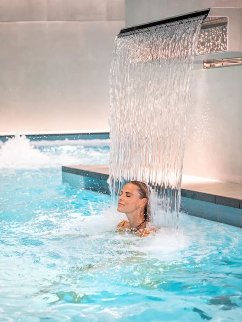 Wasserfall im Hallenbad © Ch. Wöckinger, Paracelsus Bad & Kurhaus