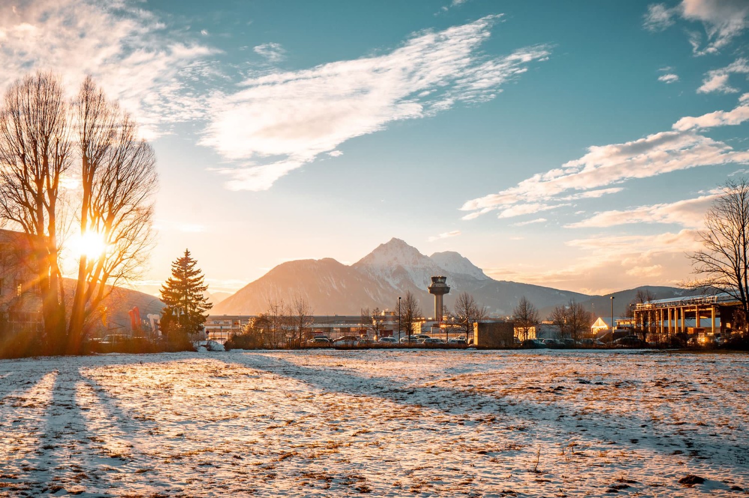 Flughafen Salzburg im Winter mit Untersberg im Hintergrund