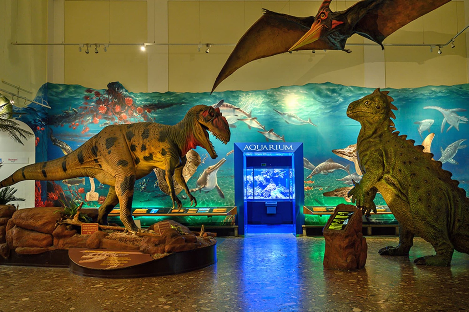 Eingangshalle mit Dinosaurier © Luigi Caputo, Haus der Natur
