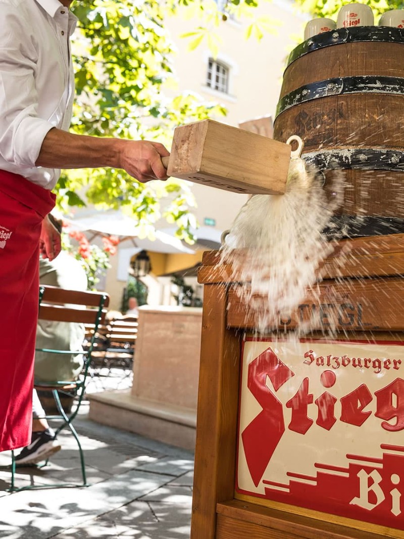 Bieranstich im Gastgarten © Bazzoka, Stiegl