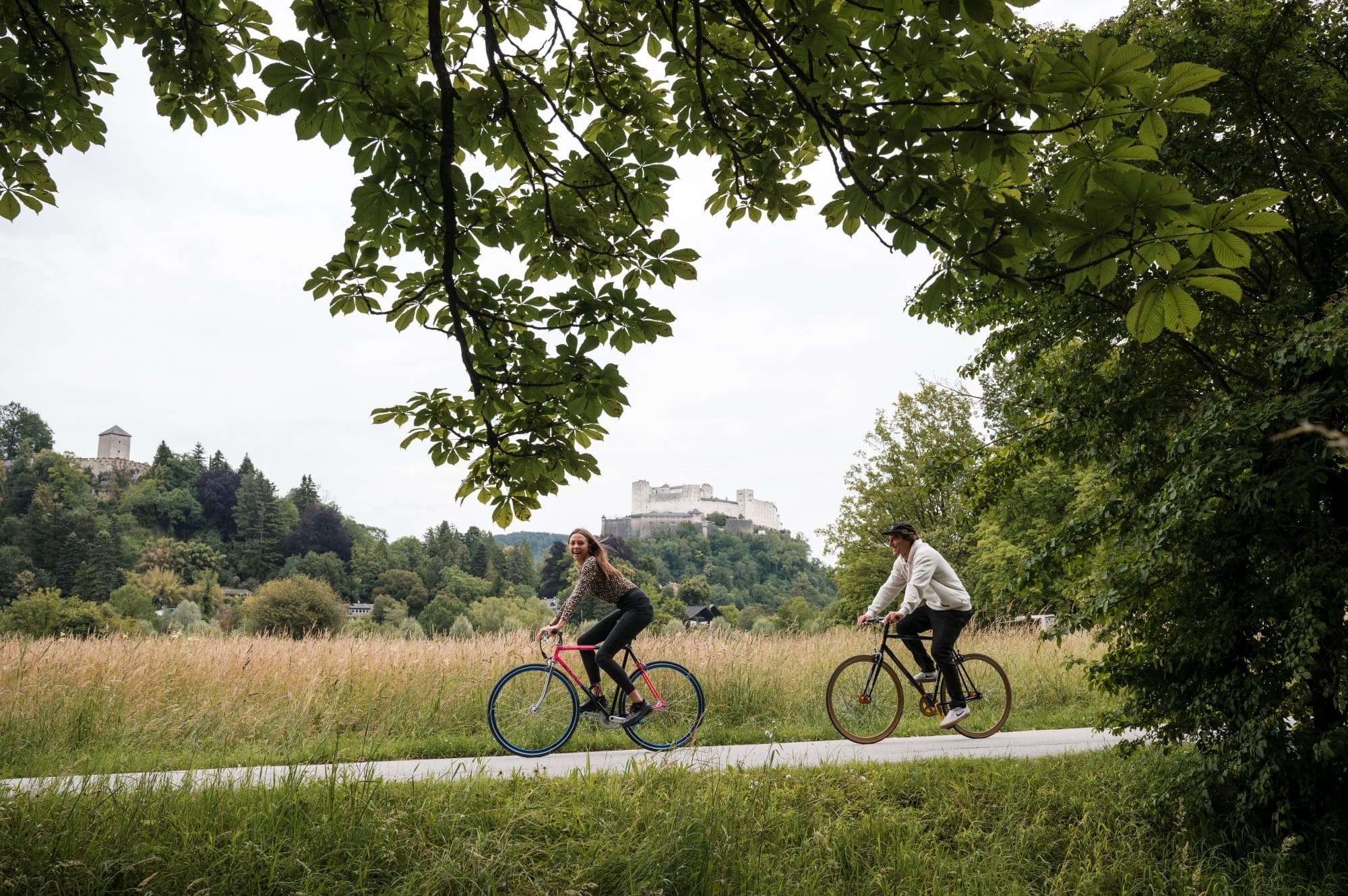 Fahrradtour durch Salzburg, mit malerischer Landschaft im Hintergrund  © Lorenz Masser