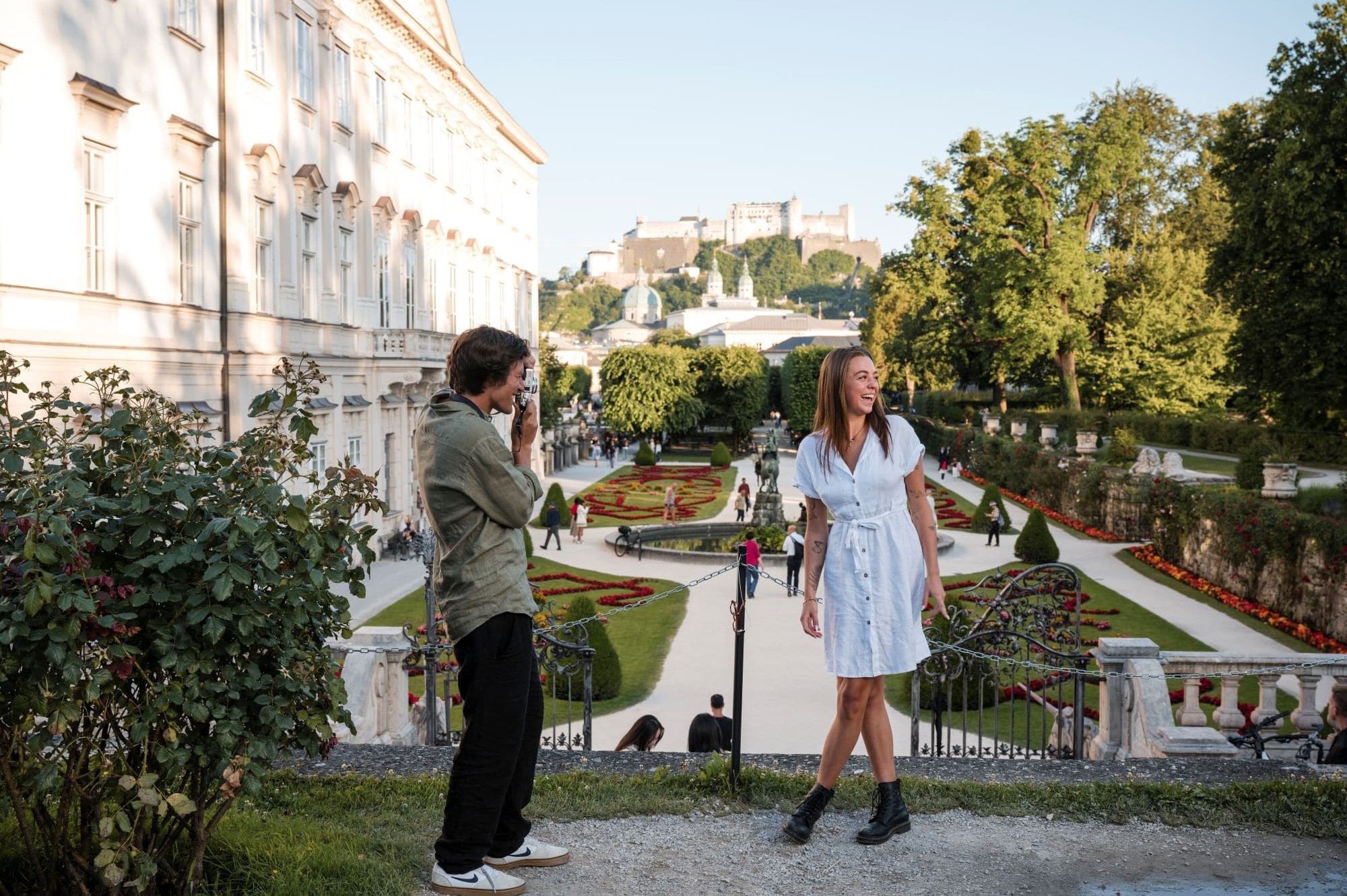 Gäste genießen eine Sightseeing-Tour in Salzburg, umgeben von historischen Gebäuden und Sehenswürdigkeiten  © Lorenz Masser