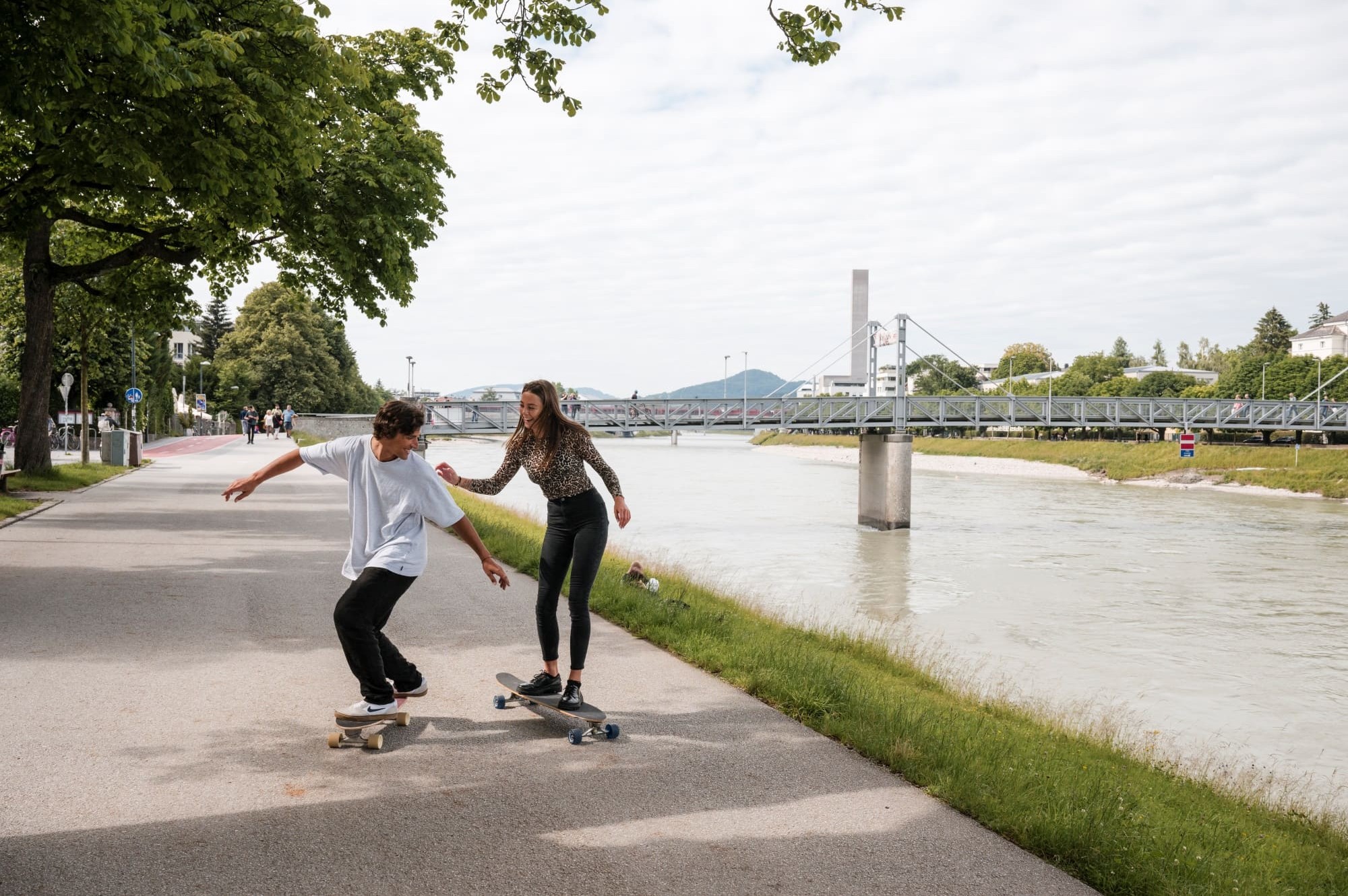 Unsere Gäste haben Spaß im Urlaub in Salzburg, umgeben von grüner Natur und historischem Ambiente  © Lorenz Masser