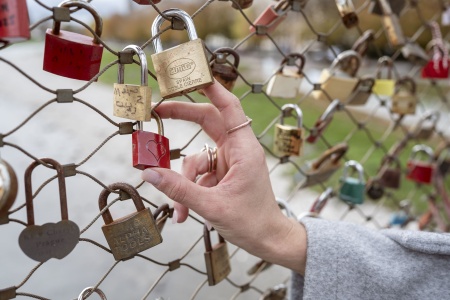 Love locks on the Marko-Feingold-Steg | © Wendl Hotels /  Lorenz Masser